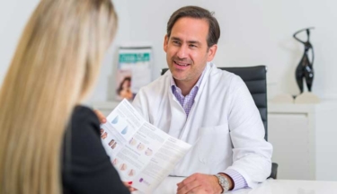Dr. Ryssel im persönlichen Beratungsgespräch