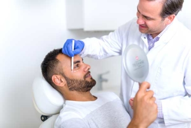 Facelift in Mannheim: Dr. Henning Ryssel bei der Arbeit