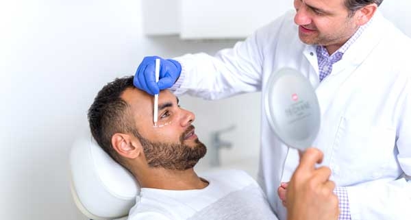 Facelift in Mannheim: Dr. Henning Ryssel bei der Arbeit