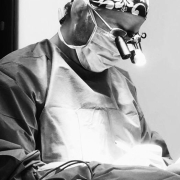 Der plastische Chirurg Dr. Ryssel bei der Arbeit