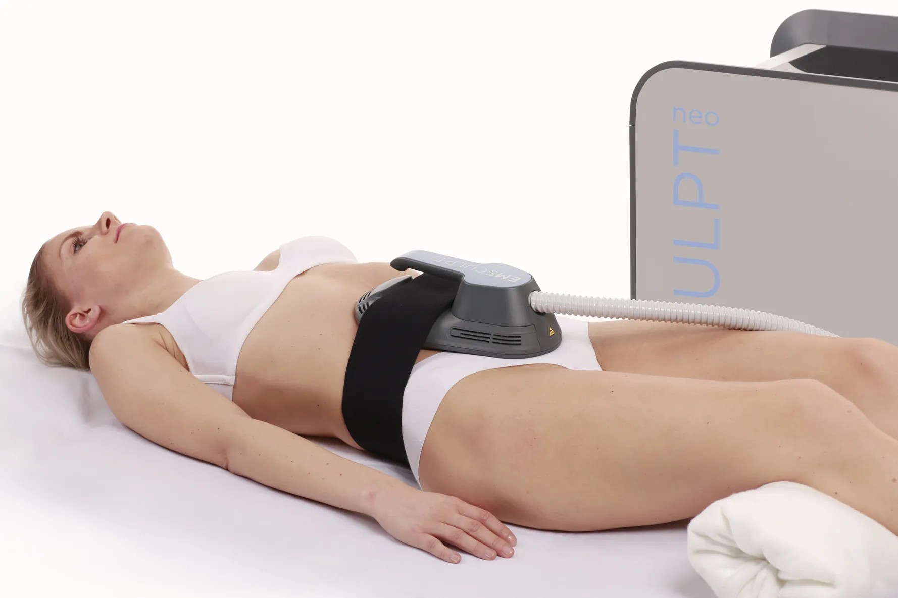 Emsculpt-NEO_PIC_Female-model_6669_EN100 EM Sculpt Neo am Bauch bei Dr. Ryssel in Mannheim